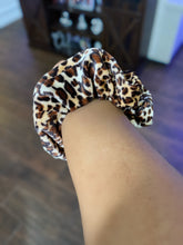 Load image into Gallery viewer, Pocket Scrunchie